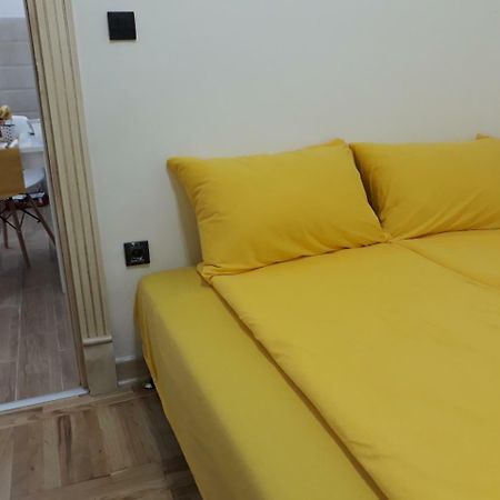 Sweet Yellow Apartment Belgrade Extérieur photo