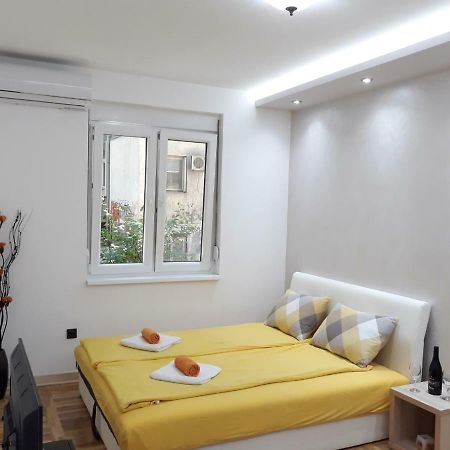 Sweet Yellow Apartment Belgrade Extérieur photo