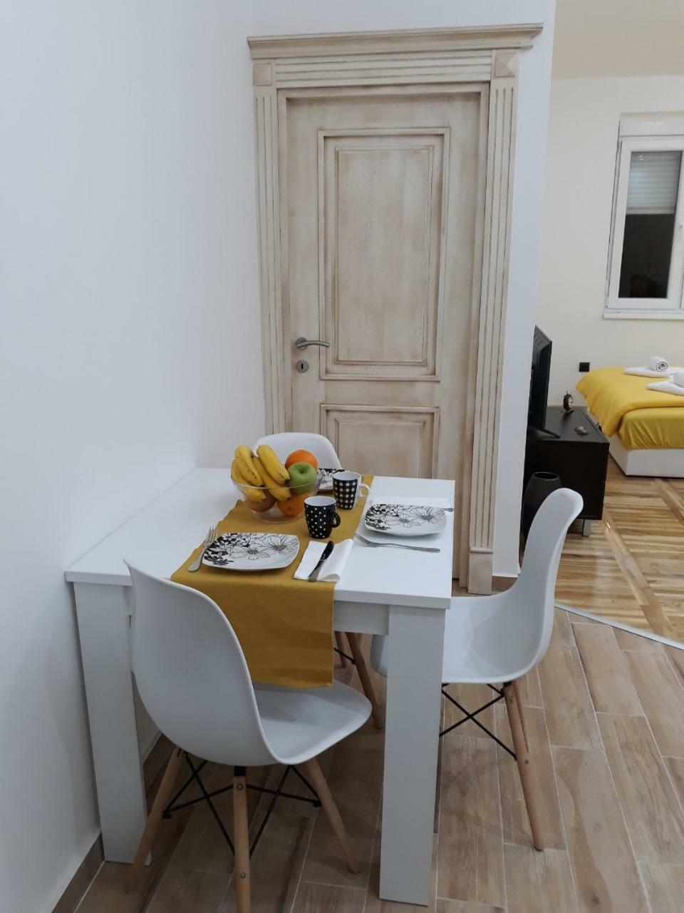 Sweet Yellow Apartment Belgrade Extérieur photo