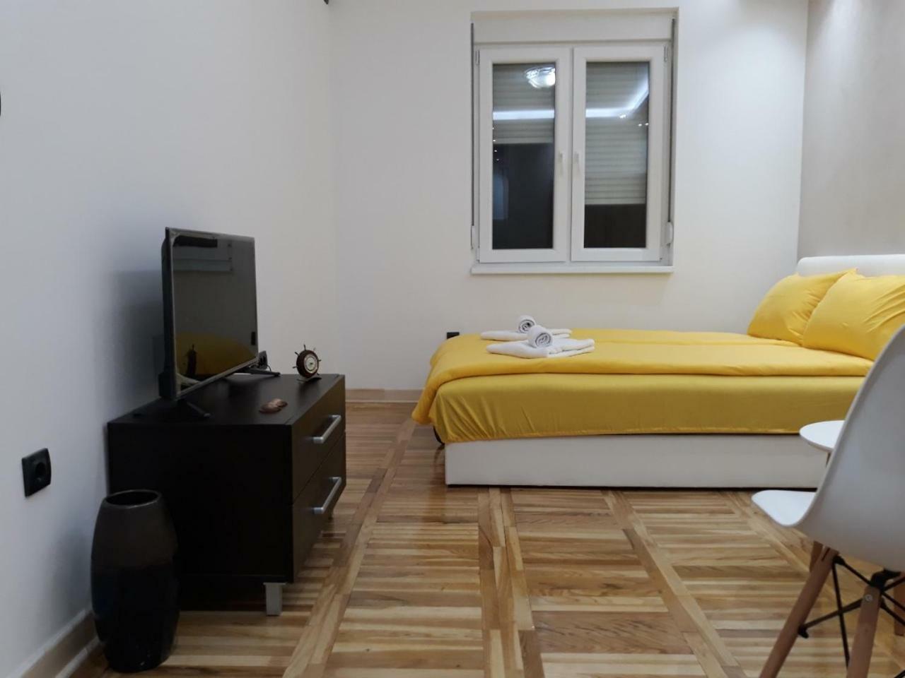 Sweet Yellow Apartment Belgrade Extérieur photo