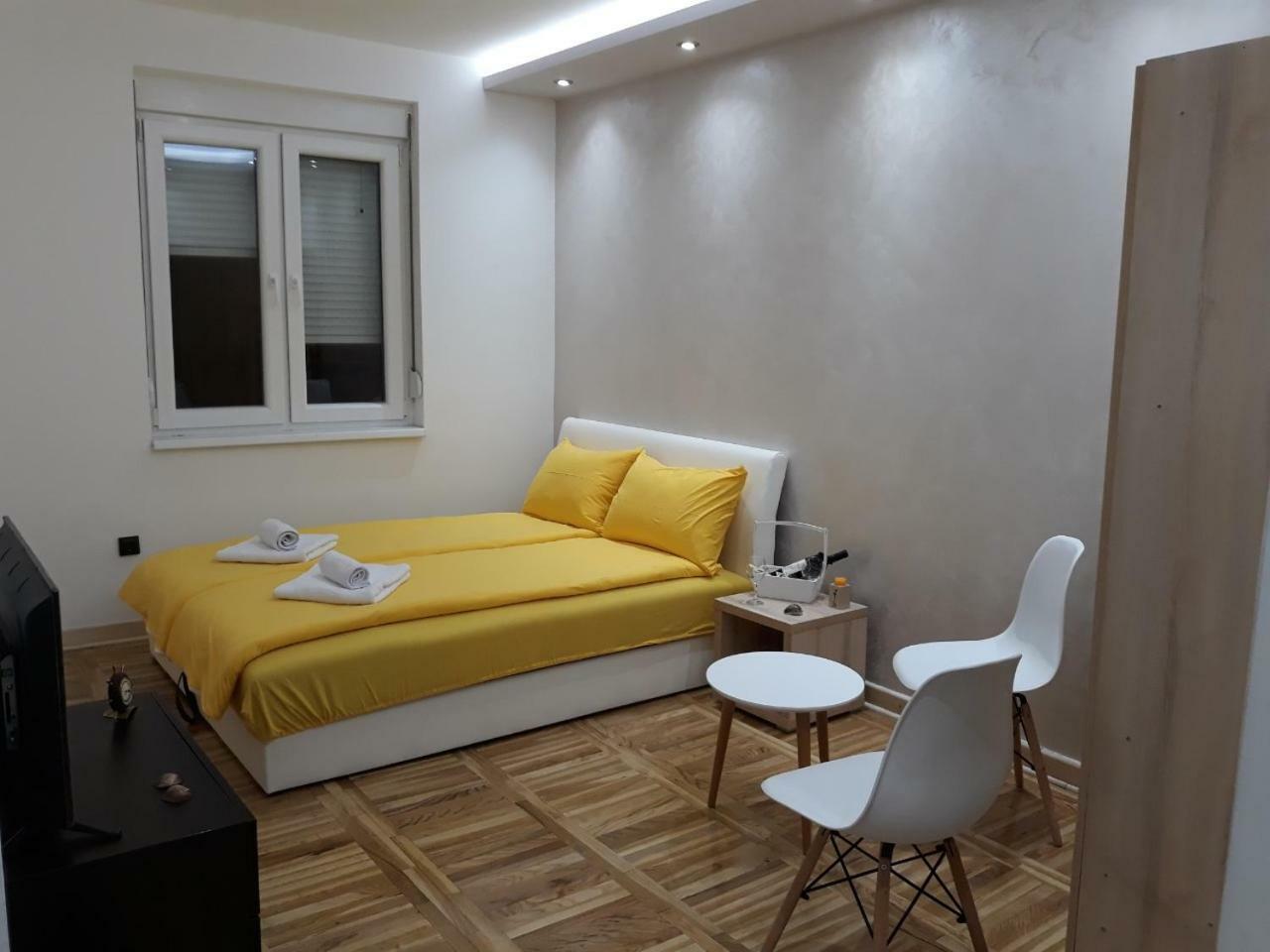 Sweet Yellow Apartment Belgrade Extérieur photo