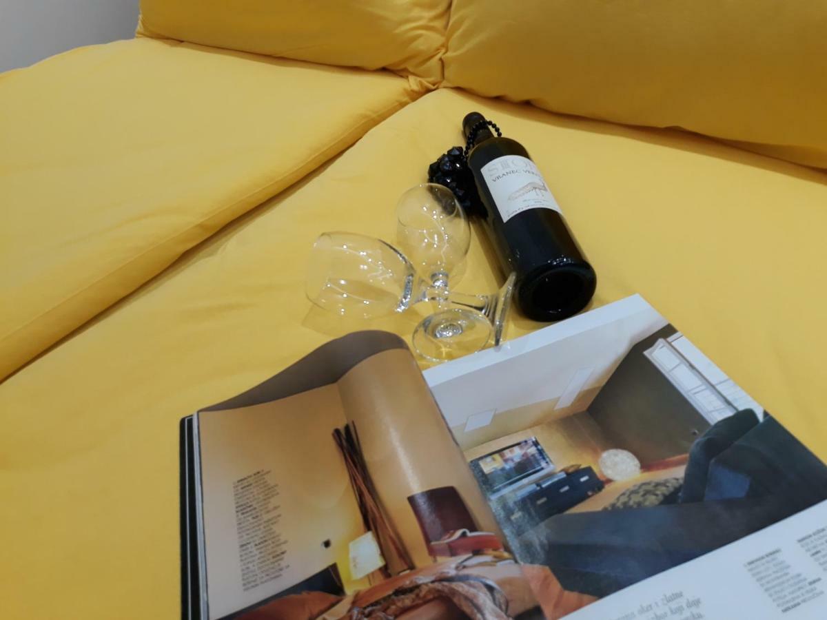 Sweet Yellow Apartment Belgrade Extérieur photo