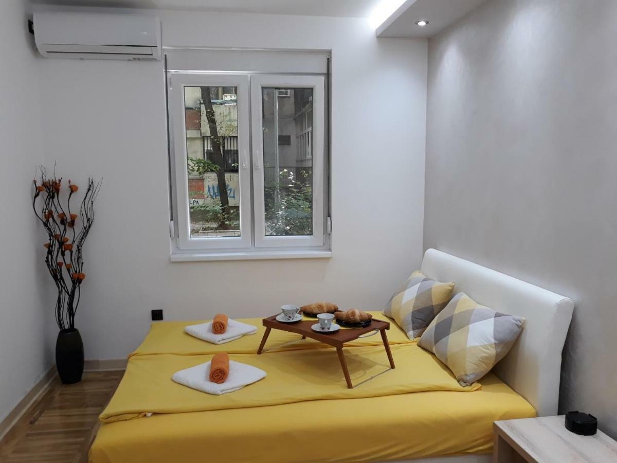 Sweet Yellow Apartment Belgrade Extérieur photo