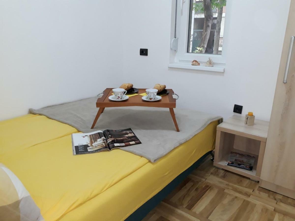 Sweet Yellow Apartment Belgrade Extérieur photo
