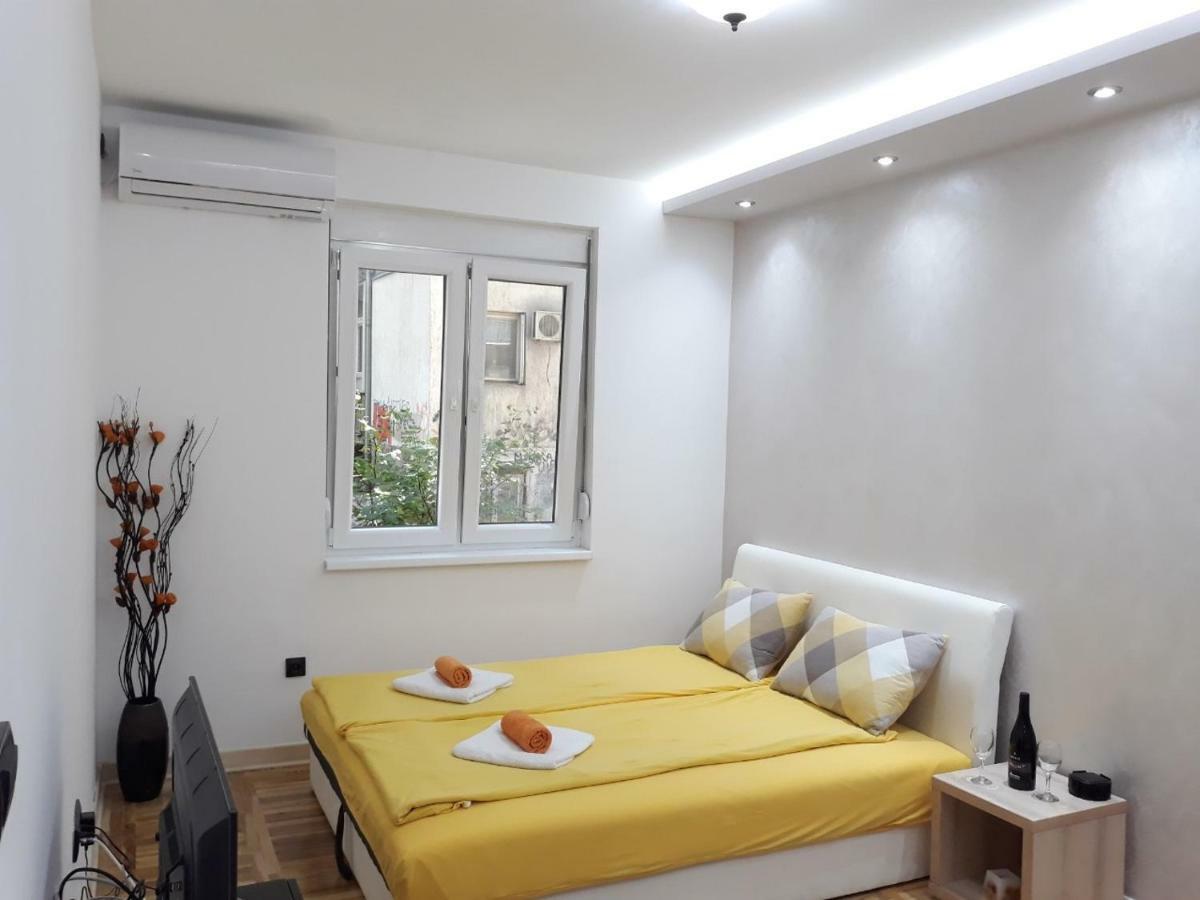 Sweet Yellow Apartment Belgrade Extérieur photo