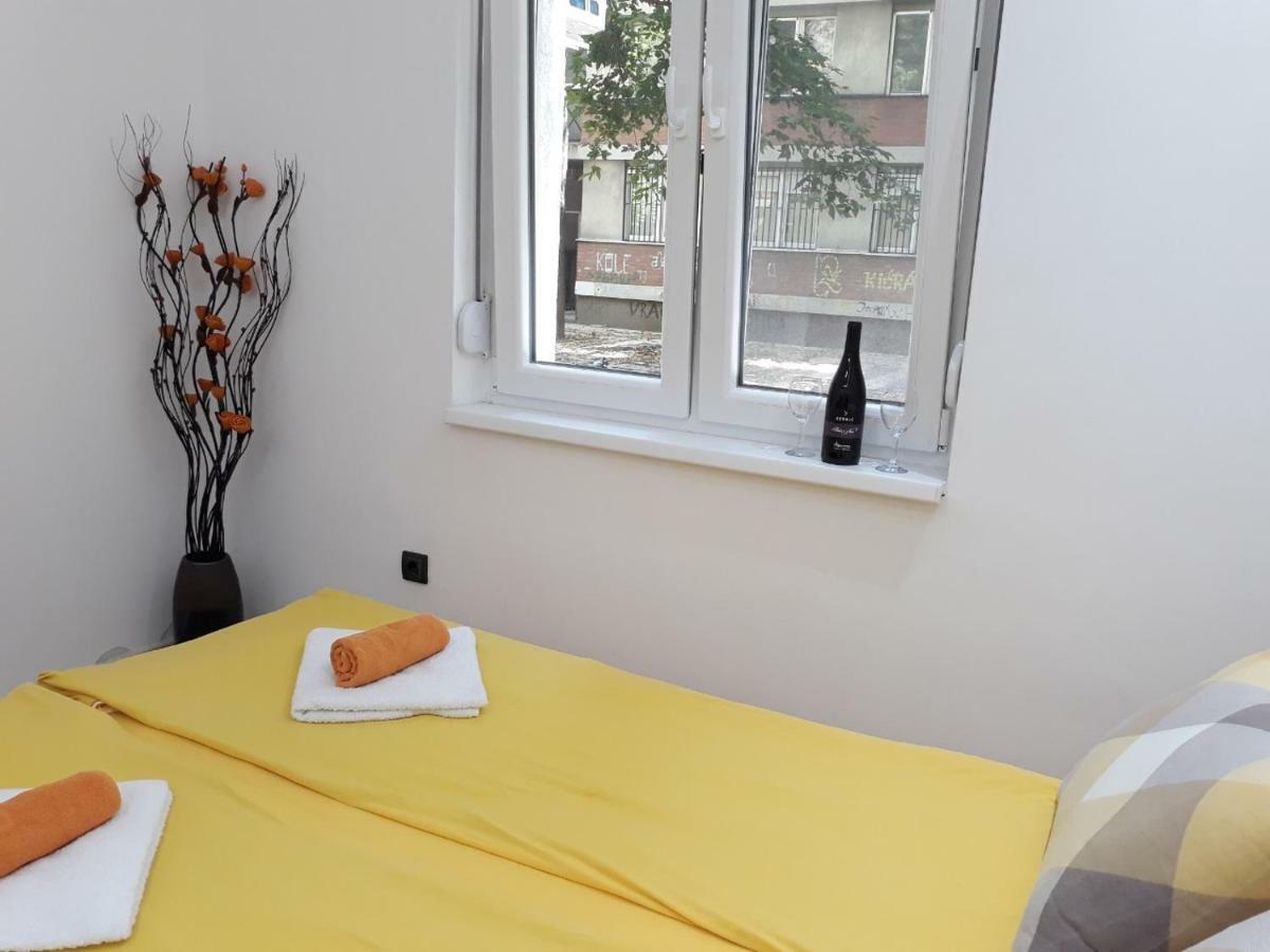 Sweet Yellow Apartment Belgrade Extérieur photo